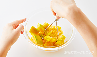 加熱し、潰し混ぜる